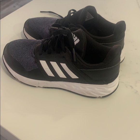 Kids adidas shoes size 1 - Picture 2 of 4